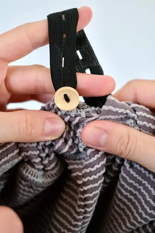 Choosing a buttonhole on the elastic band